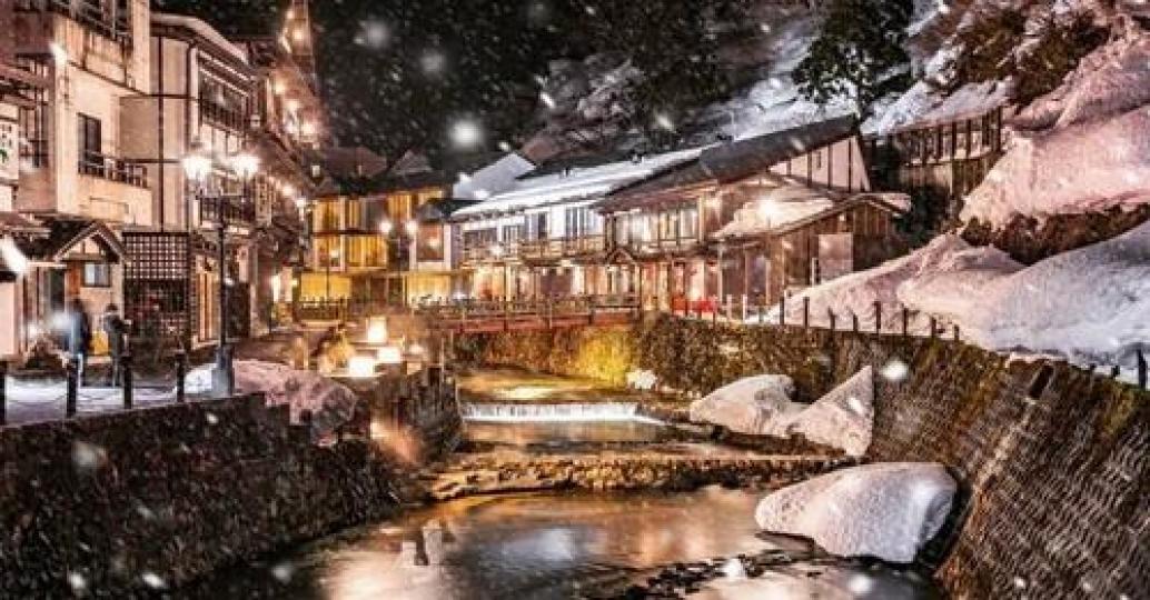 滿天飄雪的溫泉街......