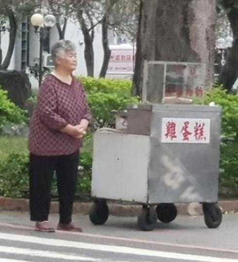 等不到客人好落寞...他心疼號召「救救雞蛋糕阿嬤」...