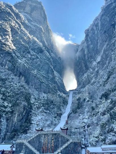 張家界的天門山雪景.......
