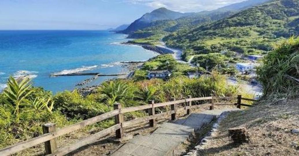 走在步道上可以同時欣賞山川與藍海...