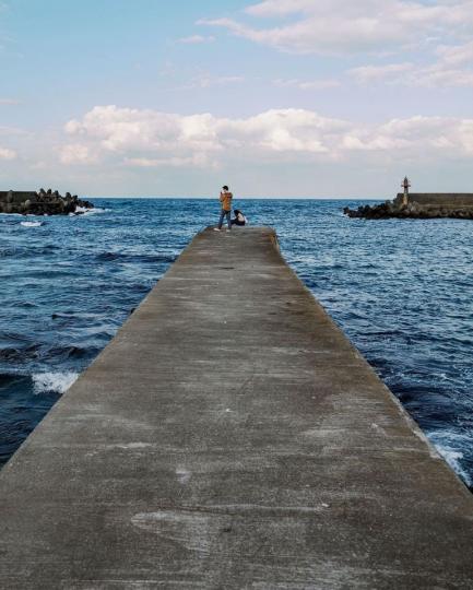 一路走向海中央的湛藍天堂路，來到這裡隨處可見百萬海景...