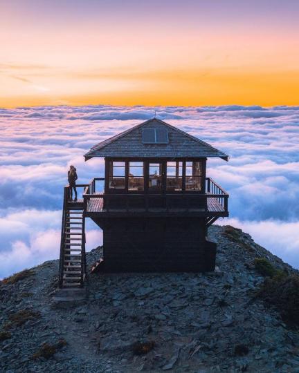 被雲朵包圍的高地小屋...