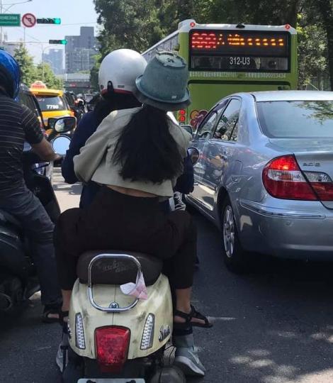 騎機車發現「前方雙載長髮妹」好像哪裡怪怪的...