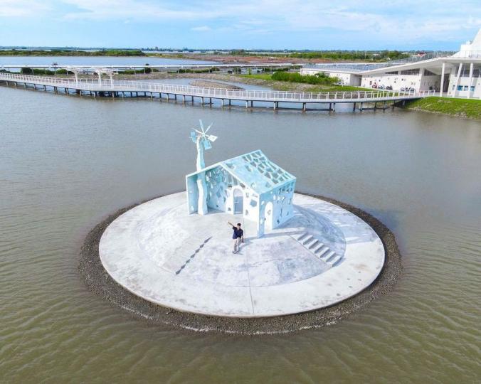 純白夢幻的「鏤空海上小屋」就在台灣...