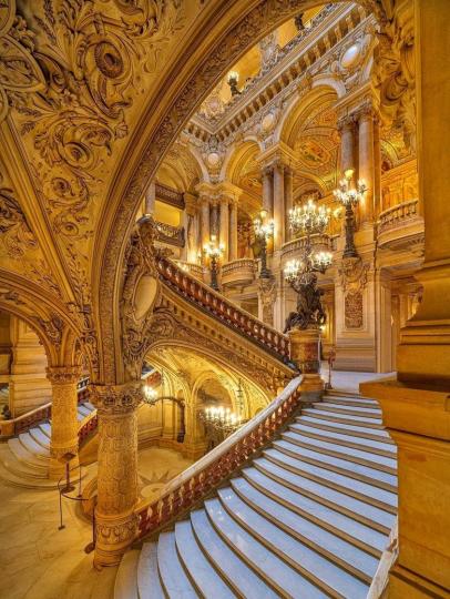 巴黎歌劇院裡金碧輝煌的設計...