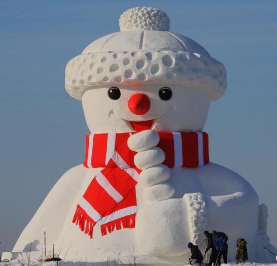 黑龍江哈爾濱：16米高大雪人亮相松花江畔...