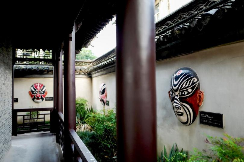 【臉譜牆】
京劇是中國的國粹，《西遊記》是中國四大名著之一。《西遊記》作者吳承恩的故居將這兩者完美結合起來，從傳統京劇戲劇臉譜入手，選出人們喜聞樂見的西遊記人物繪成臉譜，將傳統文學與傳統藝術完美結合。...