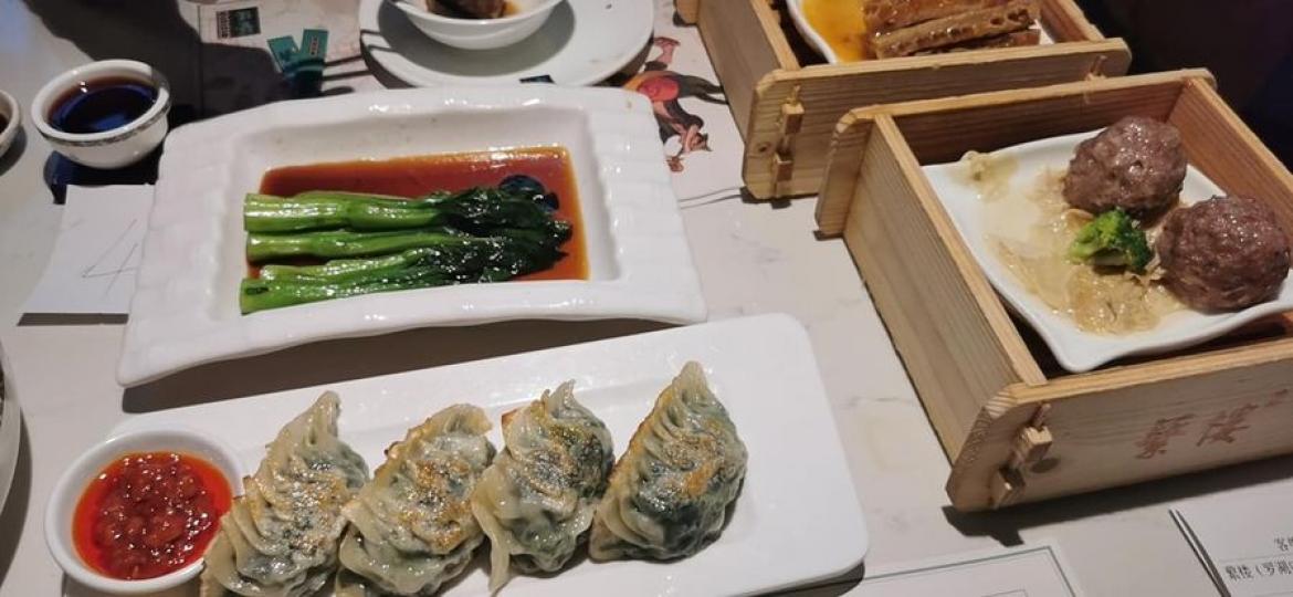 過完關行去佳寧娜飲個“早”茶...