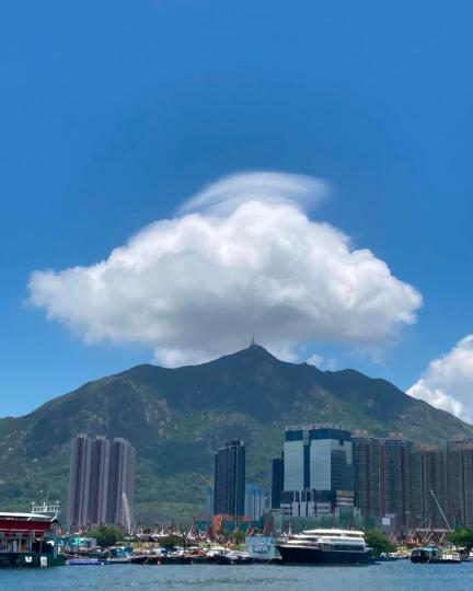 雲頂好似有頂帽
👒？佢叫做 #幞狀雲 呀...
