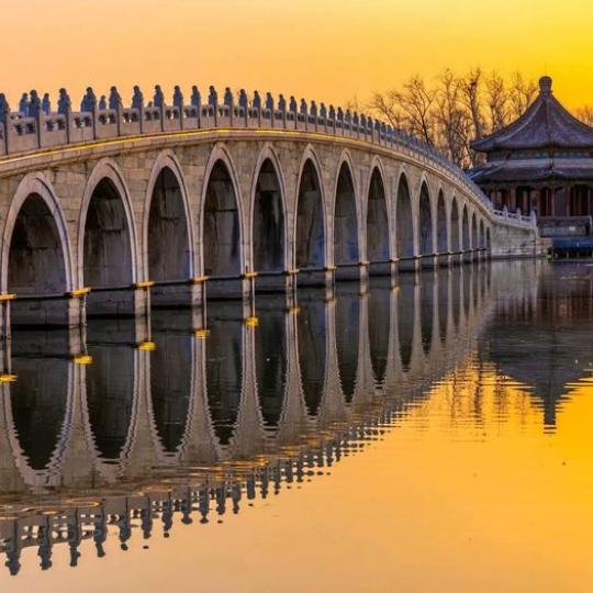中国北京颐和园十七孔桥日出...