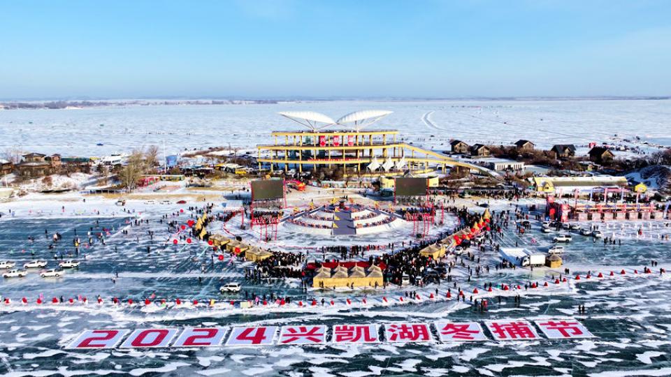 興凱湖面上出現了“冰湖騰魚”的壯觀場景...