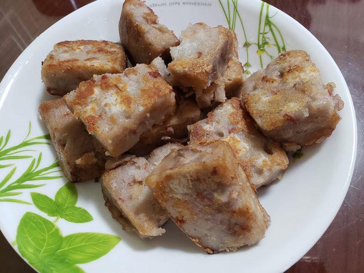 一盒芋頭糕，煎到六面焦香...