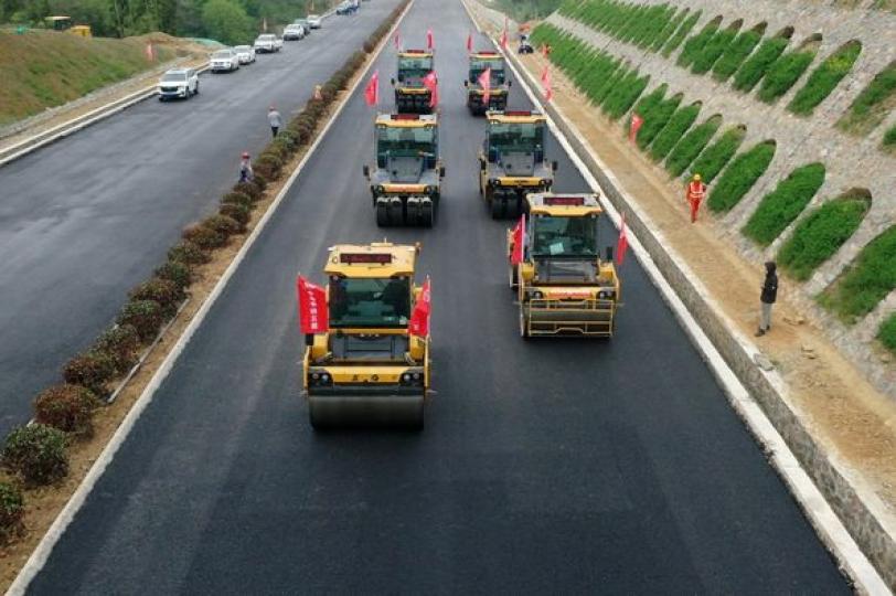 沿大別山高速公路無人攤鋪路面試驗段成功...