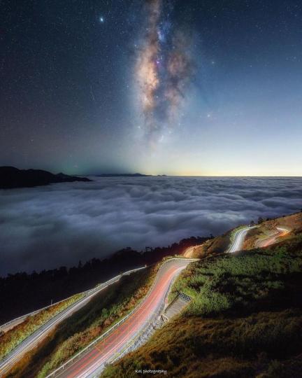 雲海加上車軌，搭上天空中的浪漫星空...