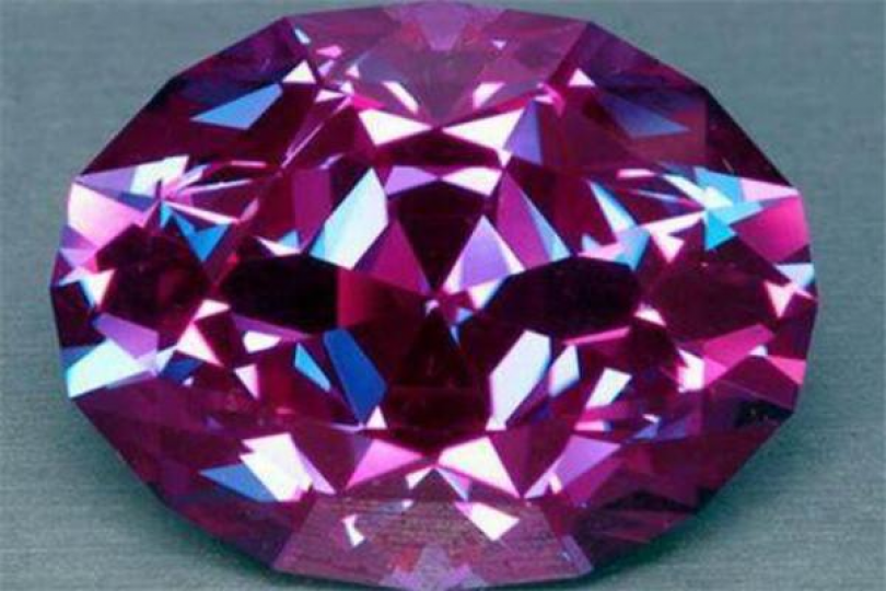 塔菲石,一種比鑽石還
要寶貴和稀有的礦石
它主要分布在斯里蘭卡
少量在坦桑尼亞,緬甸
它的顔它豐富,從紅色
紫色,藍色,綠色,粉紅
甚至透明色,多年以前
它每克價格在2萬美元...