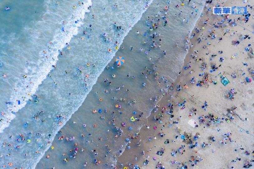 浙江舟山：碧水金沙迎客潮...