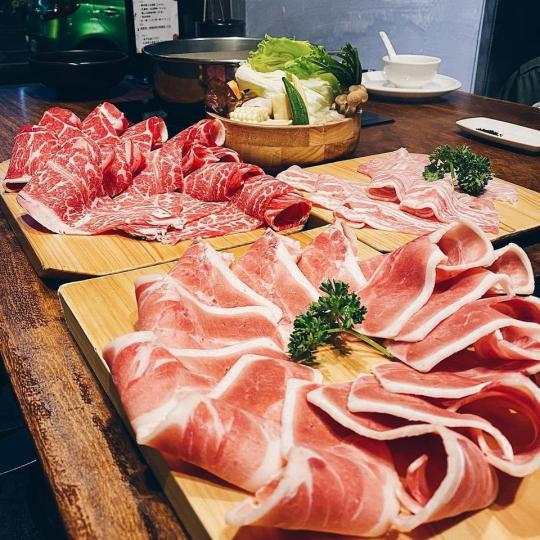北部超狂火鍋店「240盎司大肉山」份量多到吃不完,除了有超浮誇的肉肉山,還有各種鮮味十足的海鮮,各位老饕千萬別錯過... 北部超狂火鍋店「240盎司大肉山」份量多到吃不完,除了有超浮誇的肉肉山,還有各種鮮味十足的海鮮,各位老饕千萬別錯過...