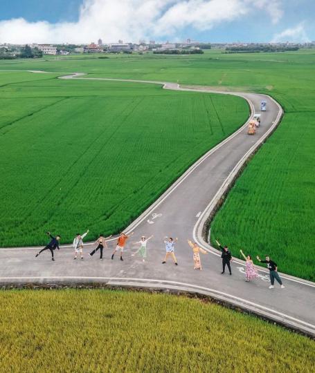 位於宜蘭冬山的三奇伯朗大道，空拍一望，漸層綠的田野攤開超夢幻...