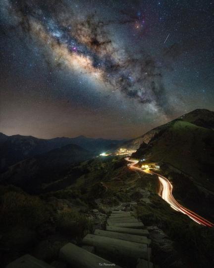 站在幽靜的石門山上，仰望著漫夜星空與車流...