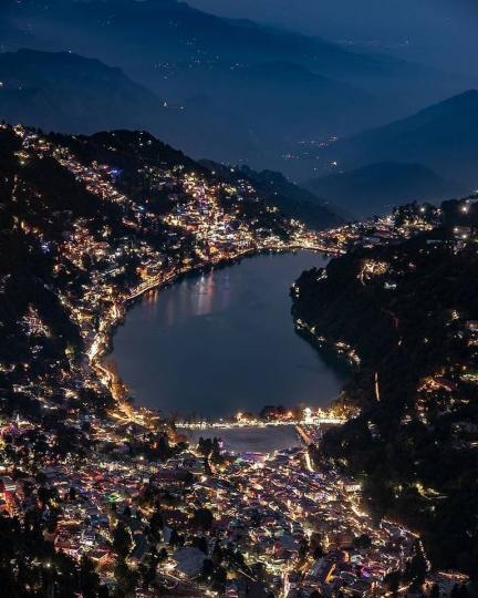 印度的避暑勝地「奈尼塔爾」，夜晚一面的點點夜景...