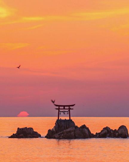 在奈多海岸旁看著遠方的夕陽與鳥居...