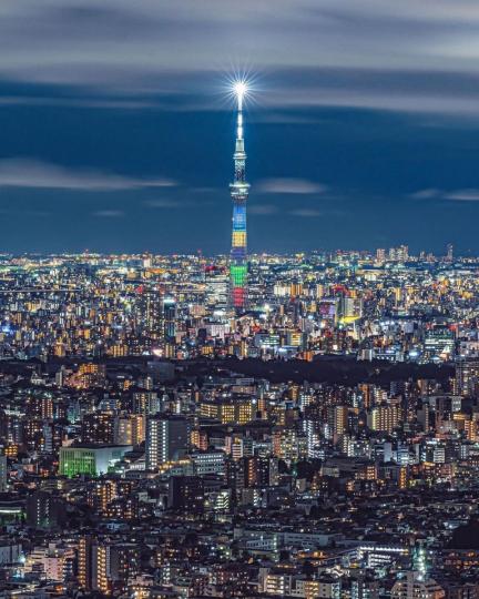 東京的夜景看幾次都不膩，點點燈光宛如大地的星星...