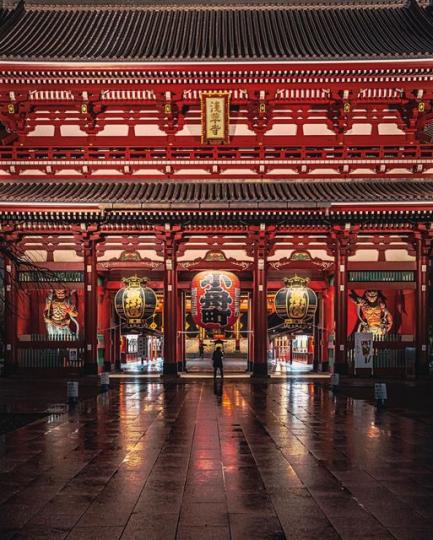 去過淺草寺看過它的優雅，而下雨天時更格外透露出一股氣質...