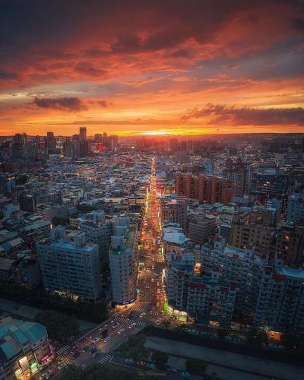 空拍台中市的重要道路，昏黃的夜色搭上明亮的車流...