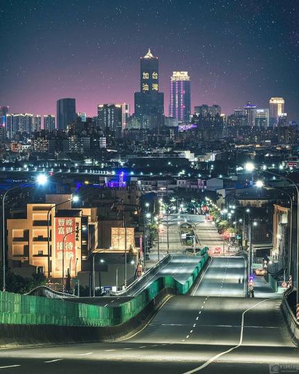 高雄市區的亮麗夜景，搭著起起伏伏的路橋...