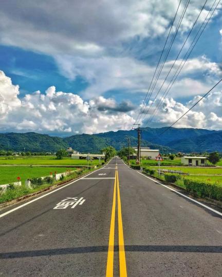 陽光普照的筆直公路，彷彿能感受到兩旁稻田飄散的青草香...