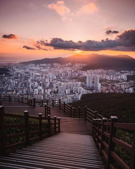 可以大肆眺望釜山夜景的荒嶺山...