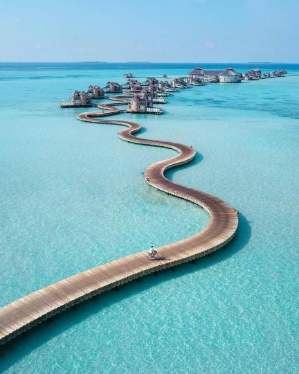 馬爾地夫蜿蜒的沁涼海洋小徑漂浮水面...