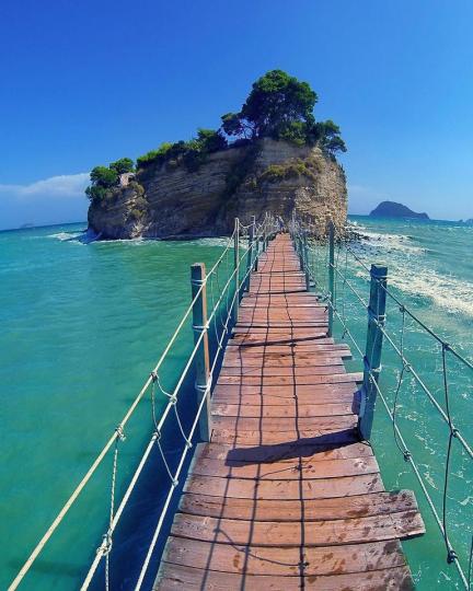 希臘直通海上小島的吊橋...