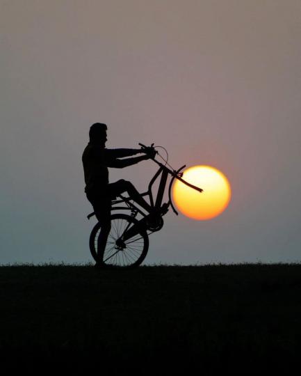 乘著夕陽奔馳是什麼感覺，可能只有騎著橙色夕陽輪胎機車才能體會到...