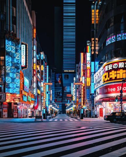 空無一人的秋葉原街道上，霓虹招牌卻兀自閃爍...