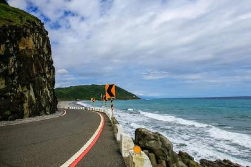 美麗的公路與海灣.......
