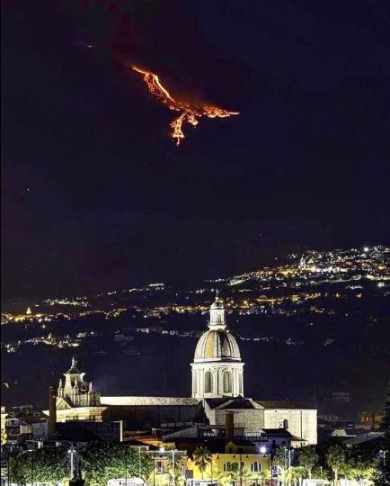 西西里的埃特納火山爆發...