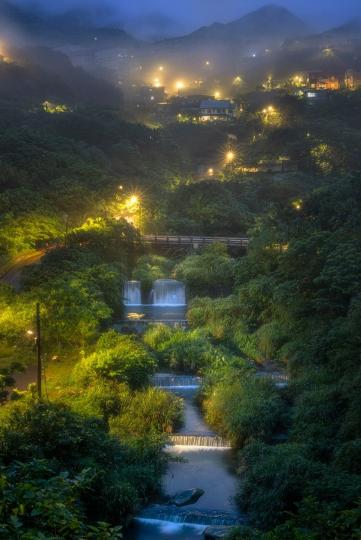 金瓜石的濛濛雨夜景色...