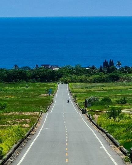 一望無際的道路延伸至漫漫大海...