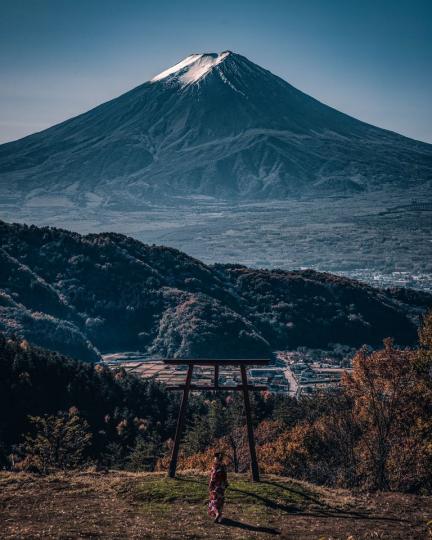 站在山梨縣的河口淺間神社鳥居下可以遠遠遙望富士山...
