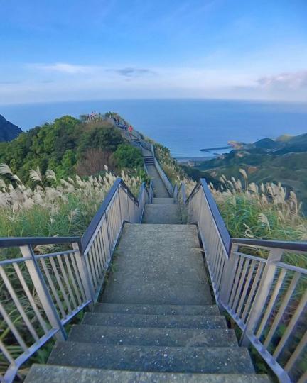 湛藍加上綠意的大自然沿海步道...