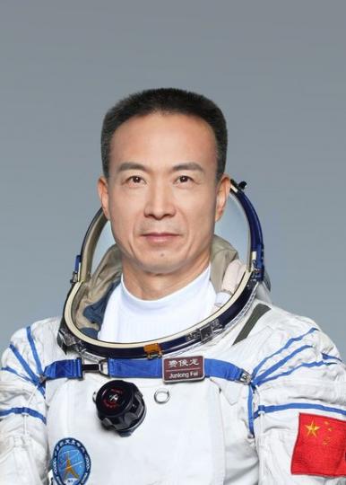 来认认神舟十五号载人飞行任务的航天员乘组吧...