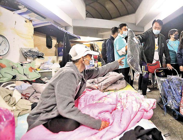 文匯直擊丨熱心抗寒流 贈衣暖街友...