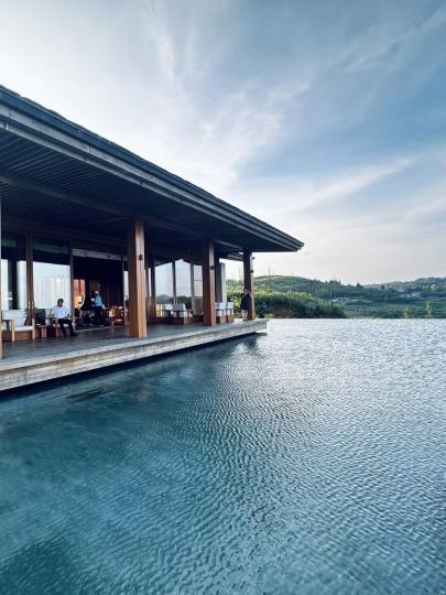 Guizhou was once called "the most barren place in the world," surrounded by deep mountains & canyons... Guizhou was once called "the most barren place in the world," surrounded by deep mountains & canyons...