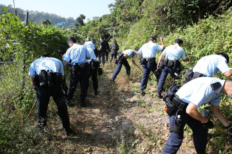 【守護動物 • 切勿使用捕獸器】
(11月23日),有市民於大埔桐梓山路發現一隻唐狗被捕獸器夾着右前腳受傷。
有見及此,今日(11月24日),大埔警區刑偵人員聯同大埔分區軍裝、鄉村巡邏小隊及新界北警察... 【守護動物 • 切勿使用捕獸器】
(11月23日),有市民於大埔桐梓山路發現一隻唐狗被捕獸器夾着右前腳受傷。
有見及此,今日(11月24日),大埔警區刑偵人員聯同大埔分區軍裝、鄉村巡邏小隊及新界北警察...