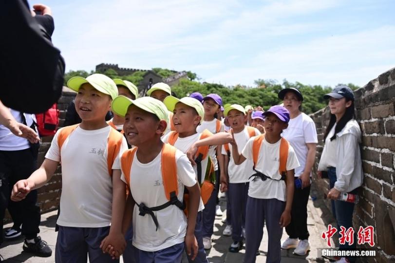 40名藏族青少年第一次登上長城...