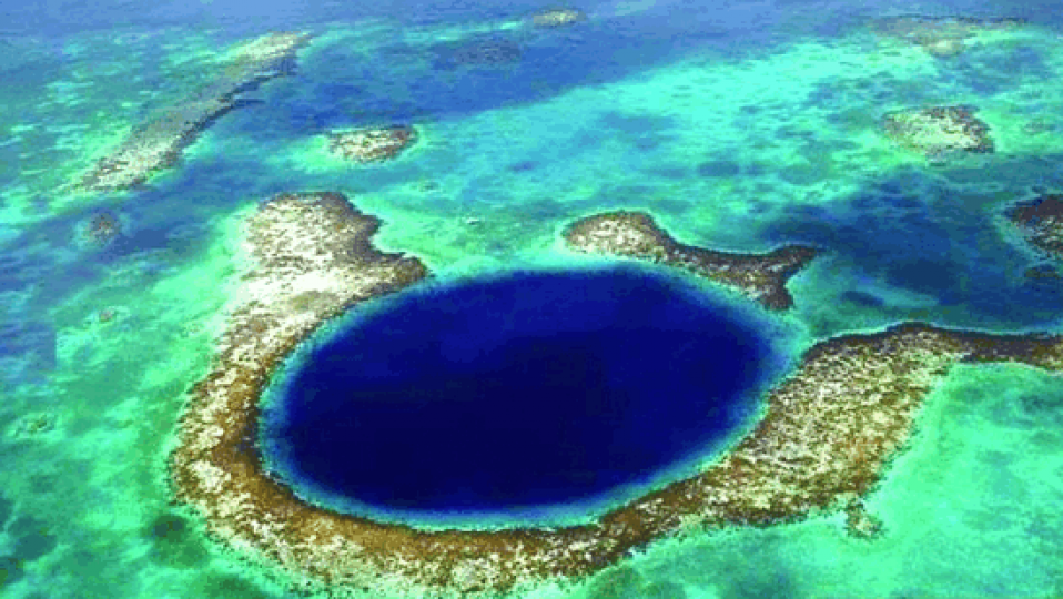 洪都拉斯大藍洞,位於
加勒比海西岸,藍洞直
徑305米,洞口近手完
美的園型,藍洞與週圍
的礁石連合,從高空俯
瞰,仿如美麗花環,它
是世界直徑最大的藍
洞,聞名遐邇的潜水
勝地。...