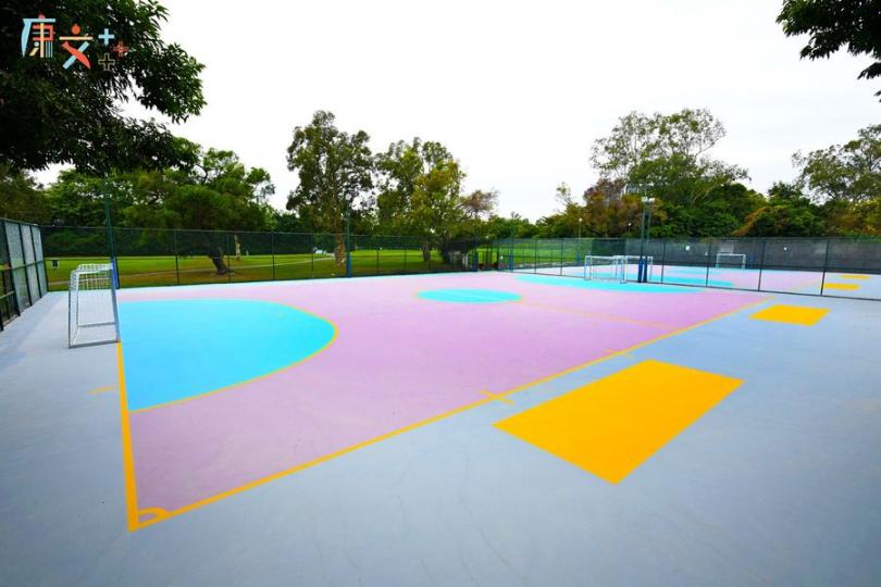 位於粉錦公路以東公園兩個五人硬地足球場...