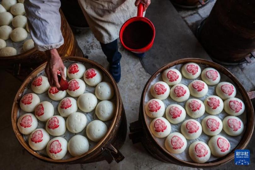 浙江金華：紅印饅頭迎新年...