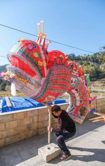 浙江青田：傳統龍燈迎新年...